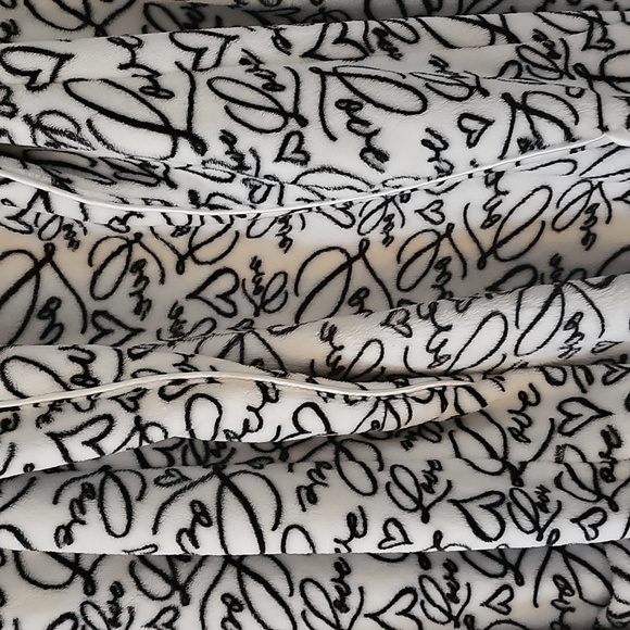 Victoria's Secret Pink Women's Plush Black/White Love Print Robe - Picture 5 of 7